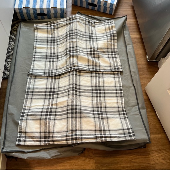 UGG matching pillowcases, off white and brown checkered, standard size - Picture 3 of 5